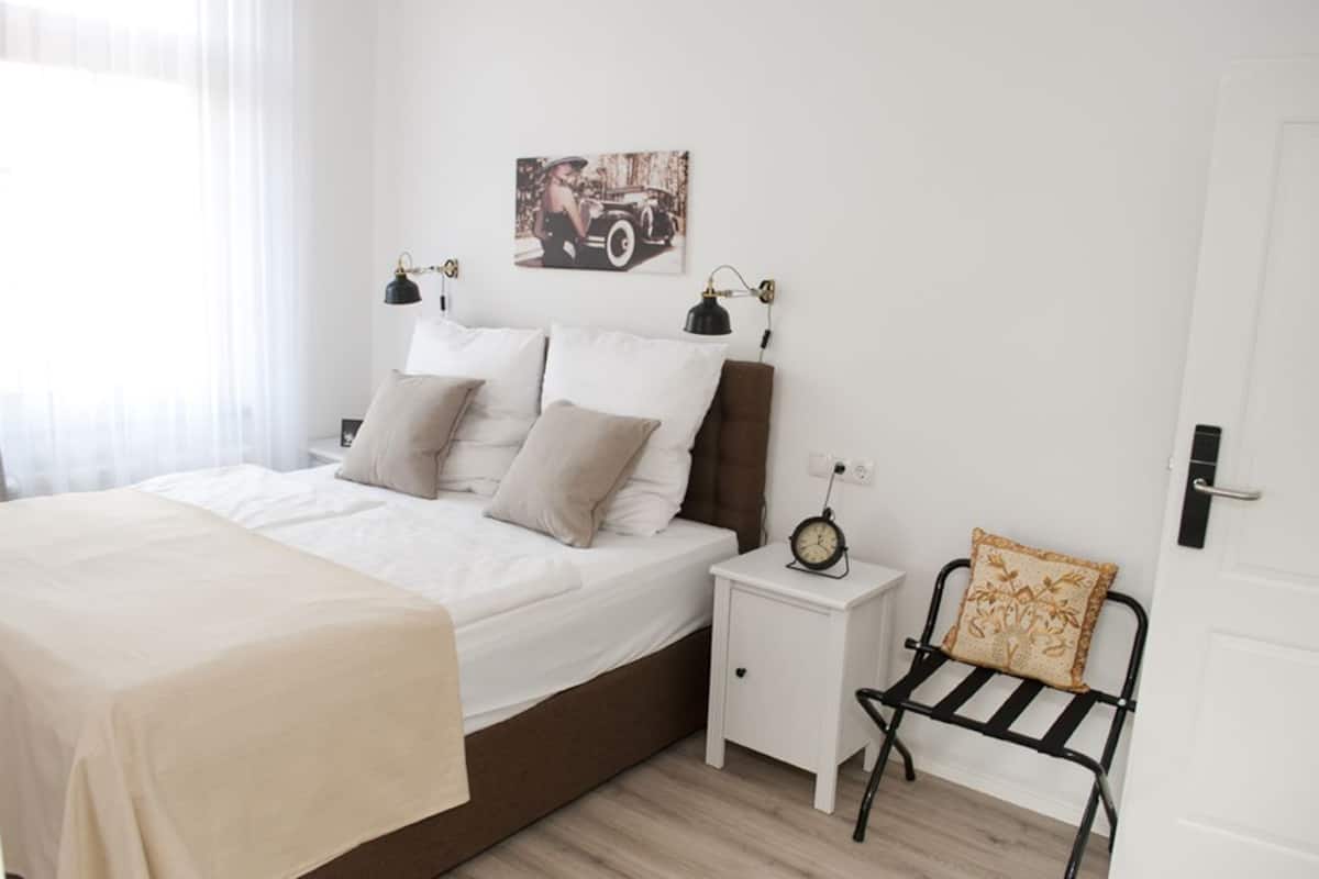 Premium tweepersoonskamer (Old Times) | Luxe beddengoed, bedden met traagschuimmatrassen, een bureau