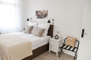 Premium tweepersoonskamer (Old Times) | Luxe beddengoed, bedden met traagschuimmatras, een bureau