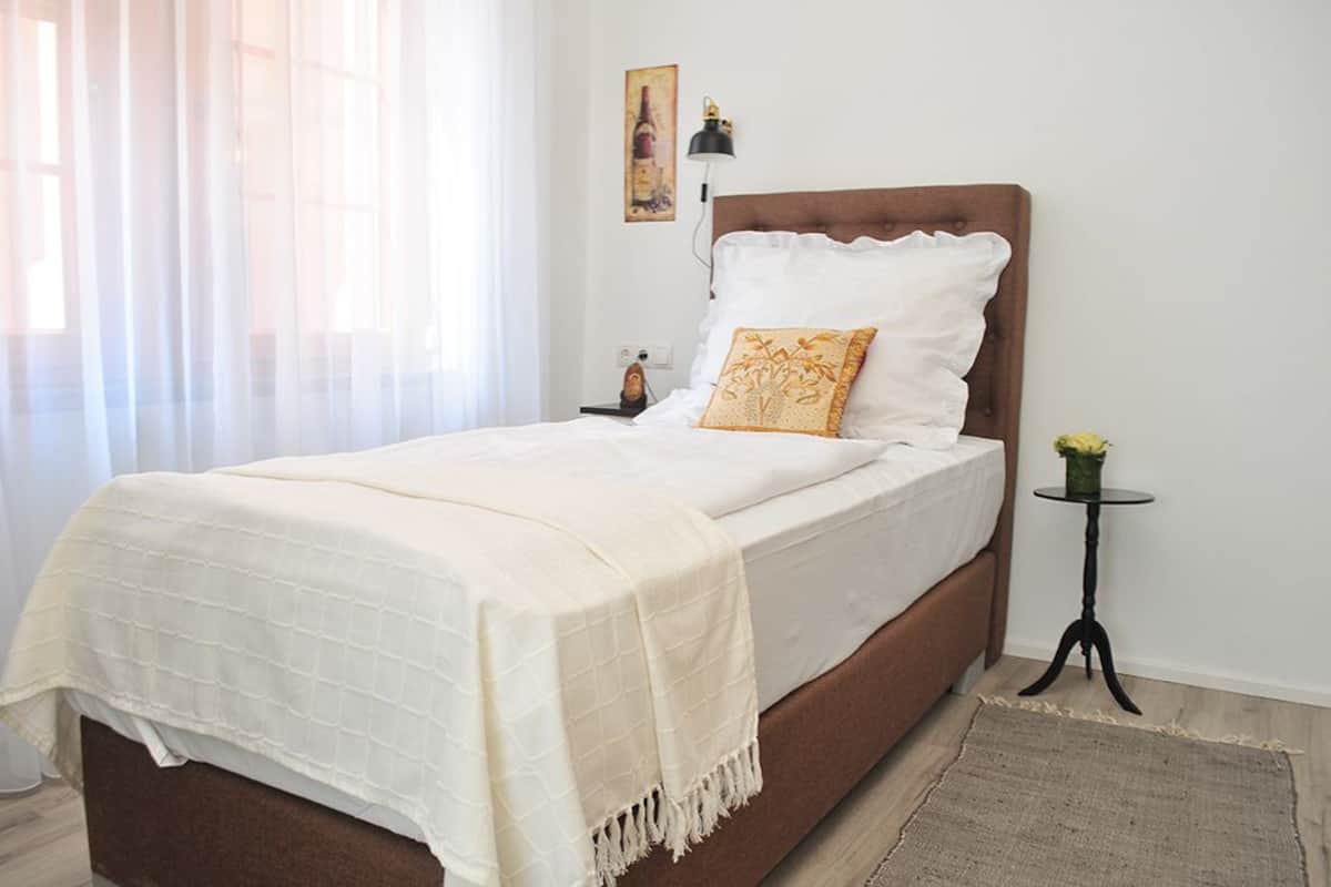 Luxe beddengoed, bedden met traagschuimmatrassen, een bureau