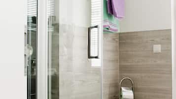 Douche, articles de toilette gratuits, sĂšche-cheveux