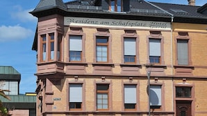 A historic building with a sign reading "Residenz am Schafsplatz Hotel." It features a traditional architectural style with multiple windows and a small tower. - Residenz Hotel Garni Edenkoben (Edenkoben)