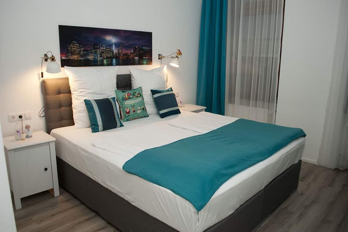 Tweepersoonskamer (City) | Luxe beddengoed, bedden met traagschuimmatrassen, een bureau