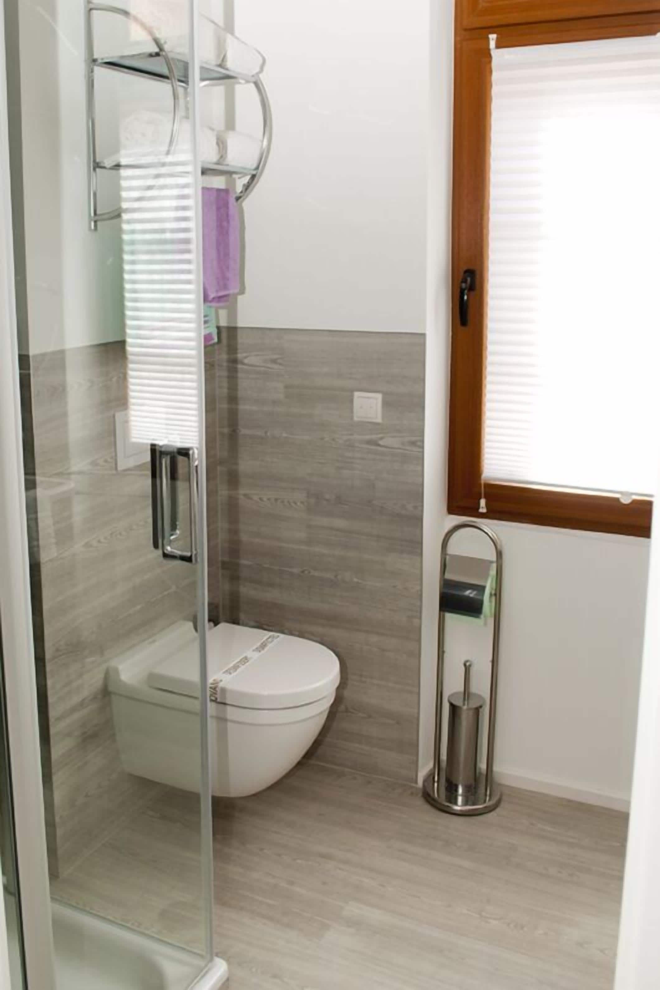 single room (fleur) | bathroom | shower, free toiletries, hair dryer, towels