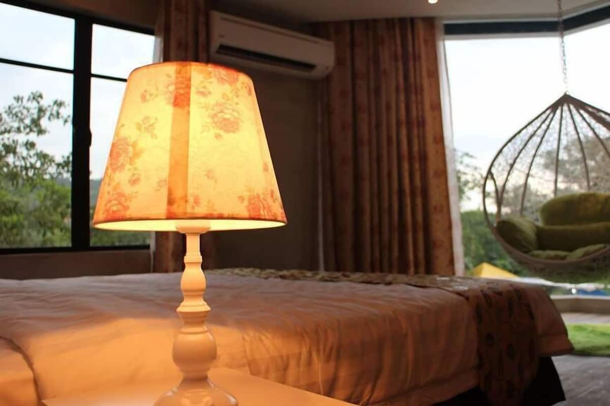 Iron/ironing board, free WiFi, bed sheets