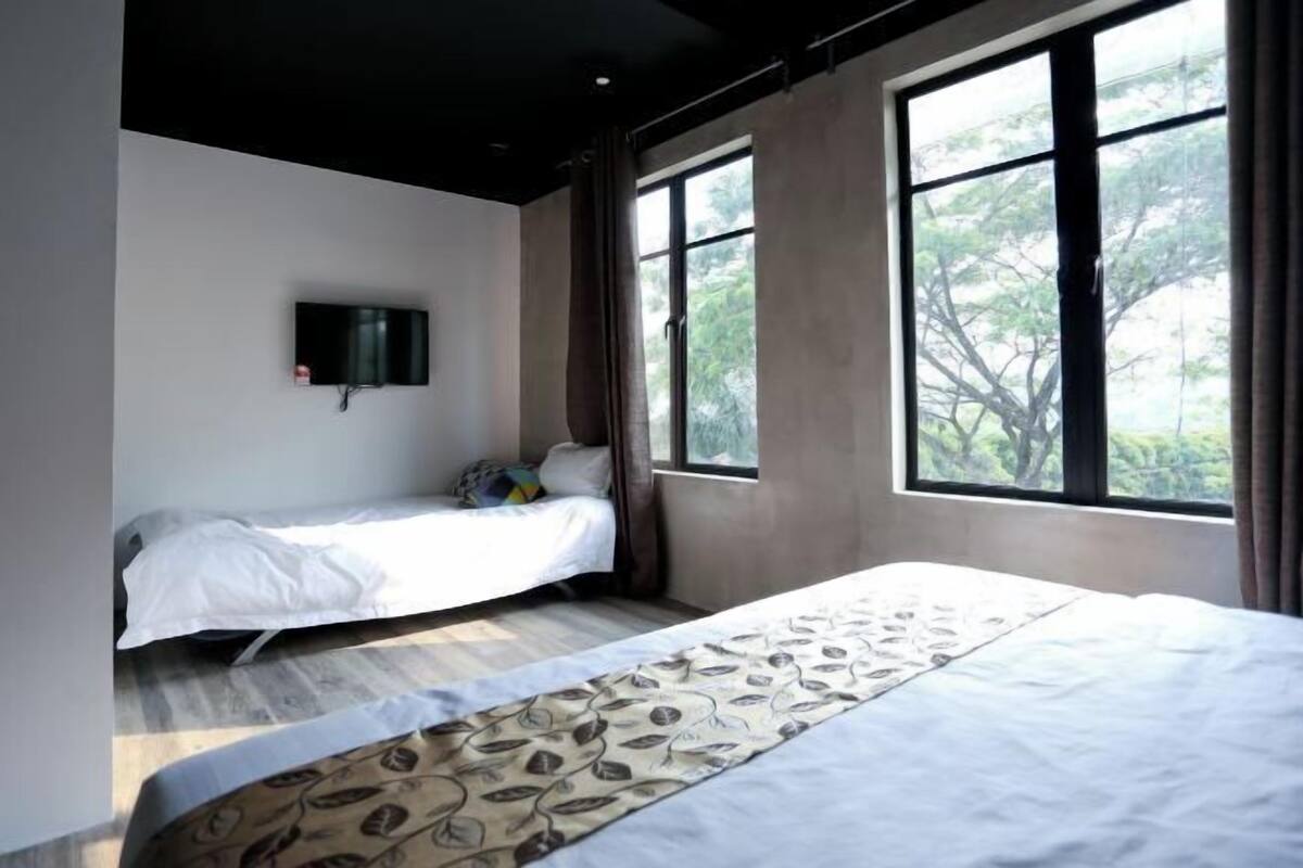 Tabla de planchar con plancha, wifi gratis y ropa de cama