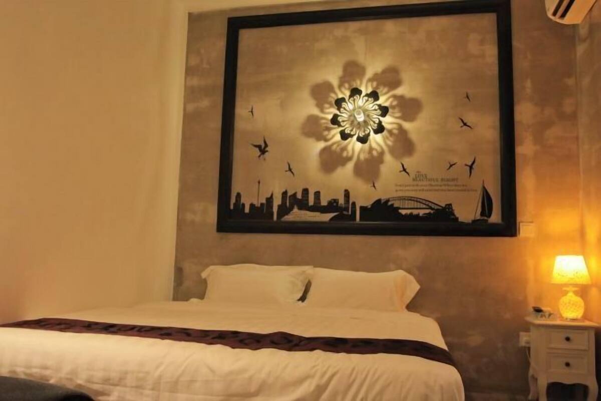 Tabla de planchar con plancha, wifi gratis y ropa de cama