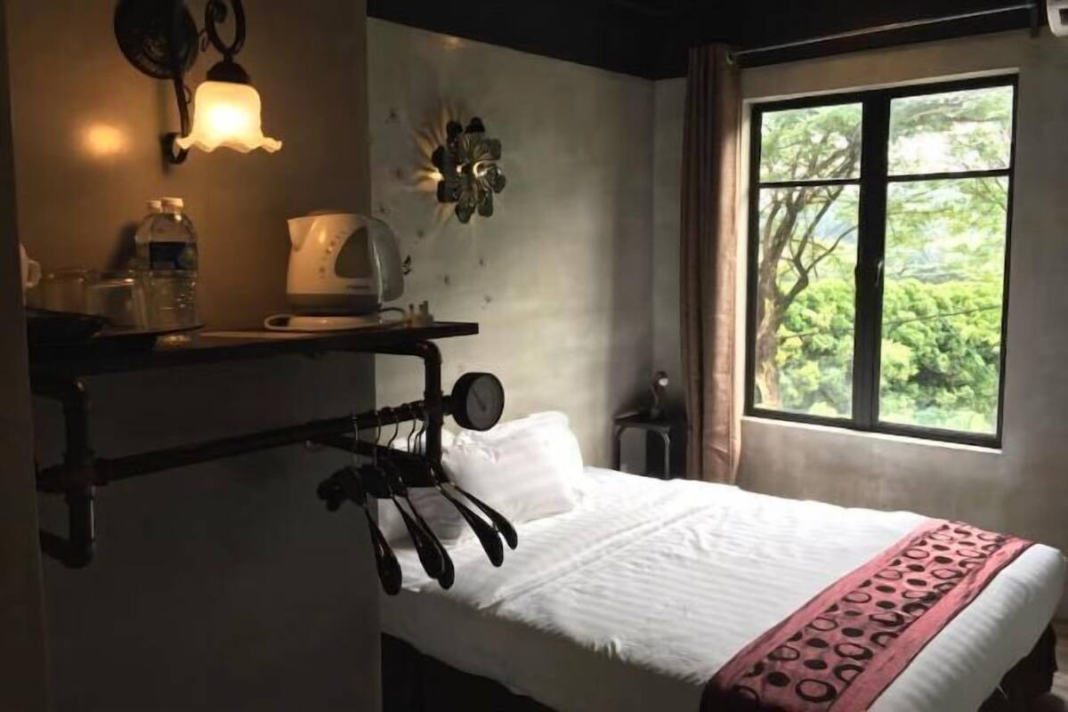 Tabla de planchar con plancha, wifi gratis y ropa de cama
