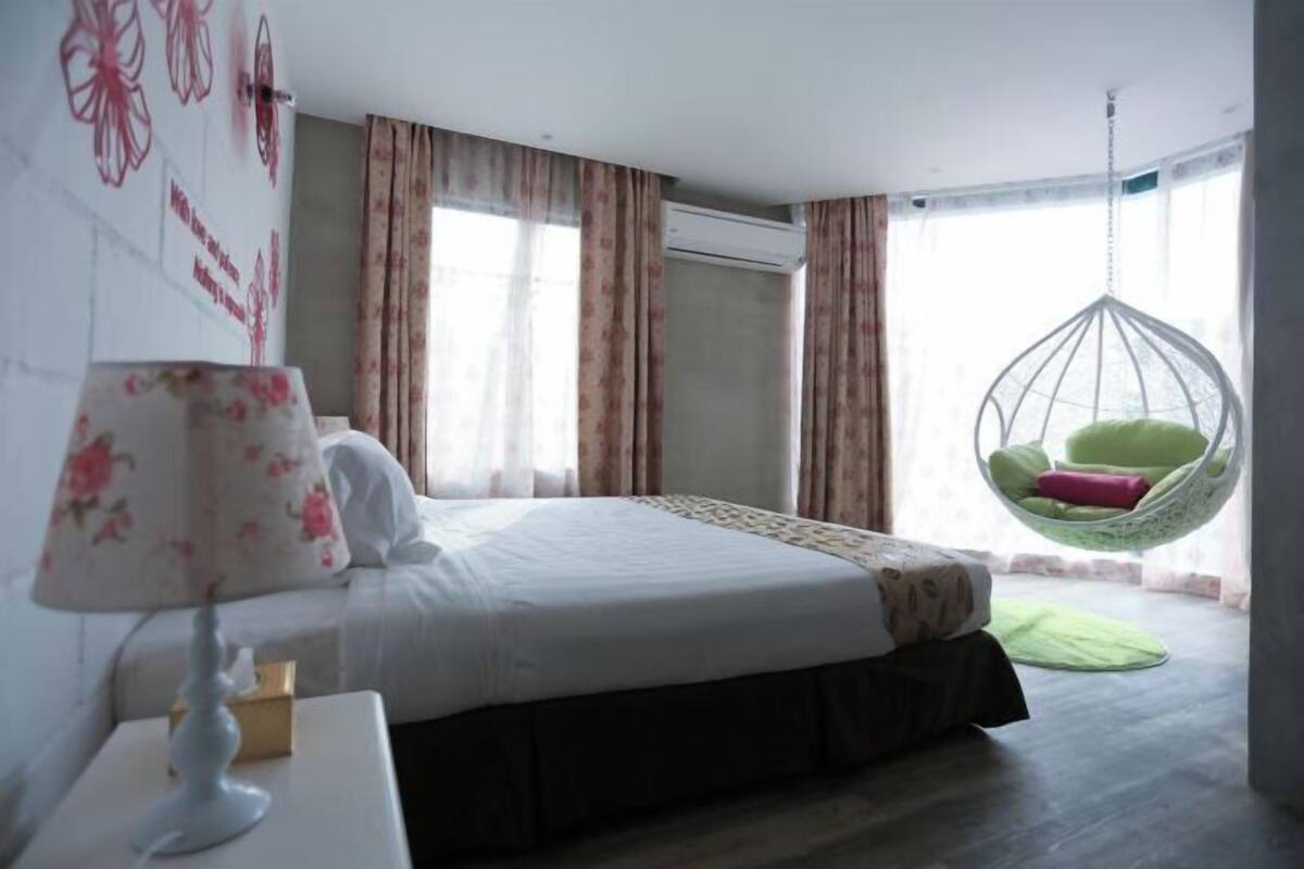 Tabla de planchar con plancha, wifi gratis y ropa de cama