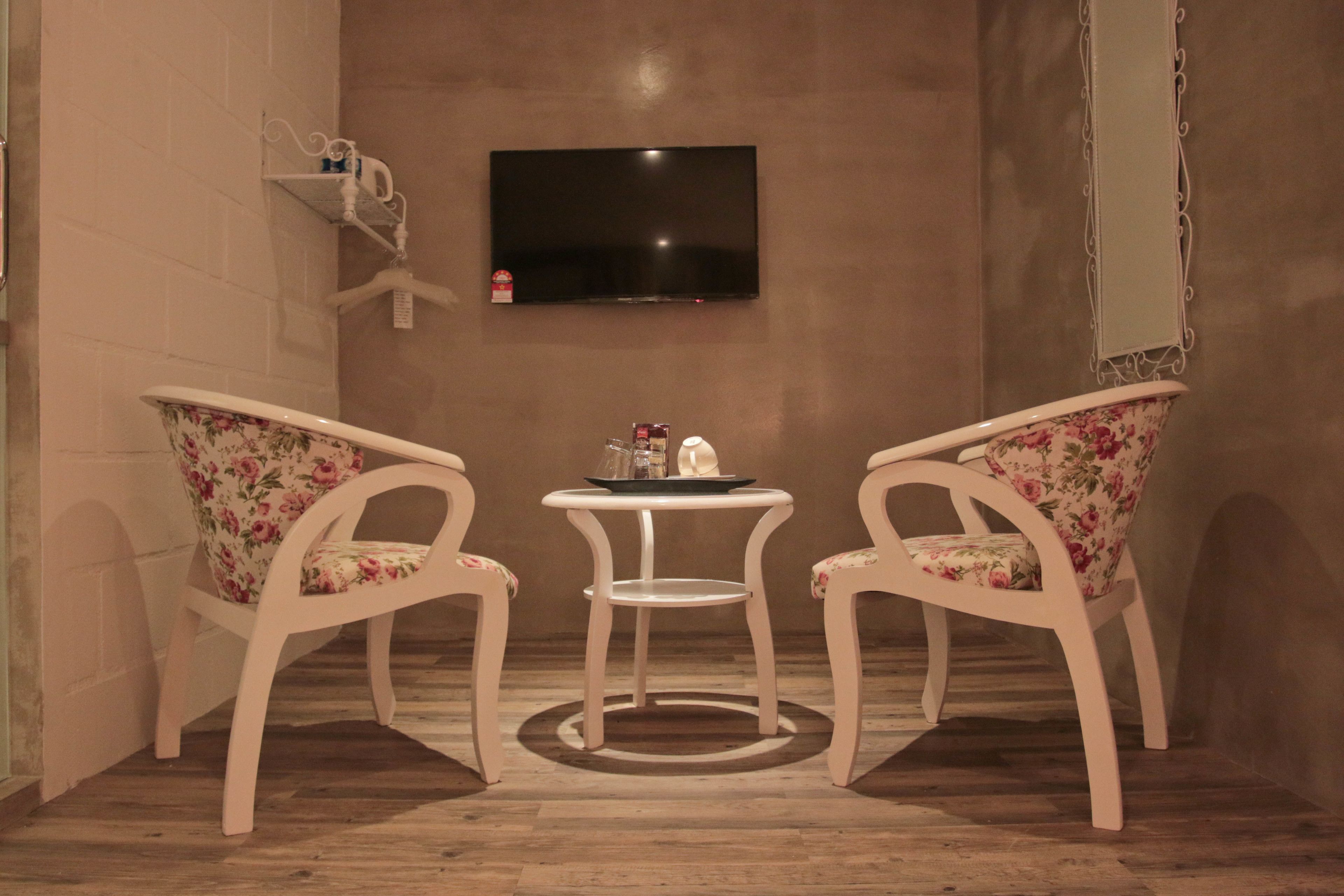 supreme room | living area | 32-inch led tv with cable channels, tv, fireplace