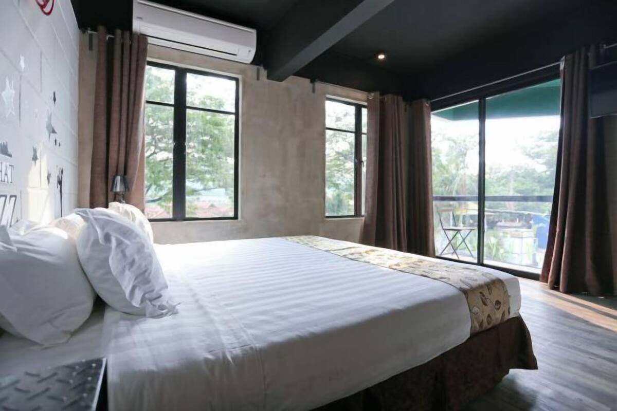 Tabla de planchar con plancha, wifi gratis y ropa de cama