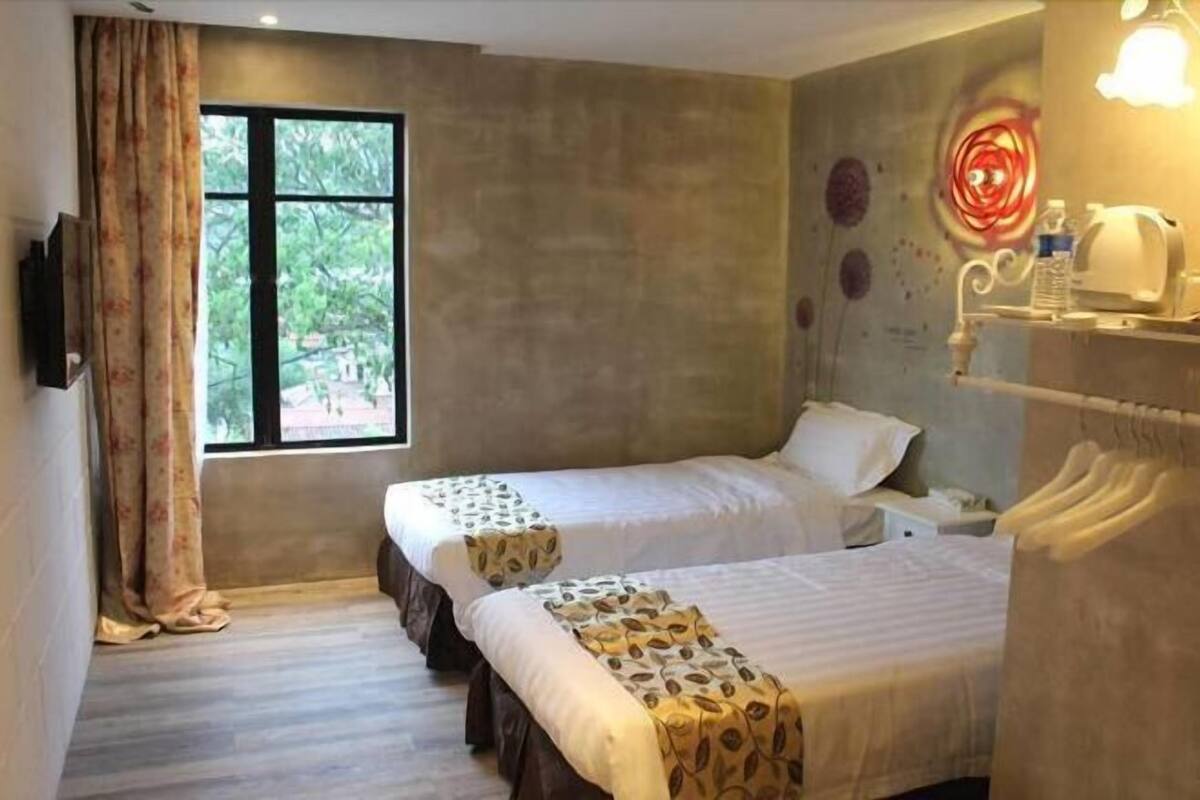 Tabla de planchar con plancha, wifi gratis y ropa de cama