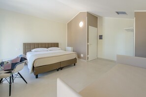 Superior Quadruple Room, Patio, Sea View (Brown) | Minibar, in-room safe, desk, soundproofing - B&B Vistamare Suite (Agropoli)