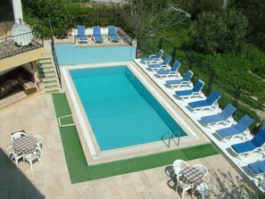 Piscina externa, guarda-sóis, espreguiçadeiras