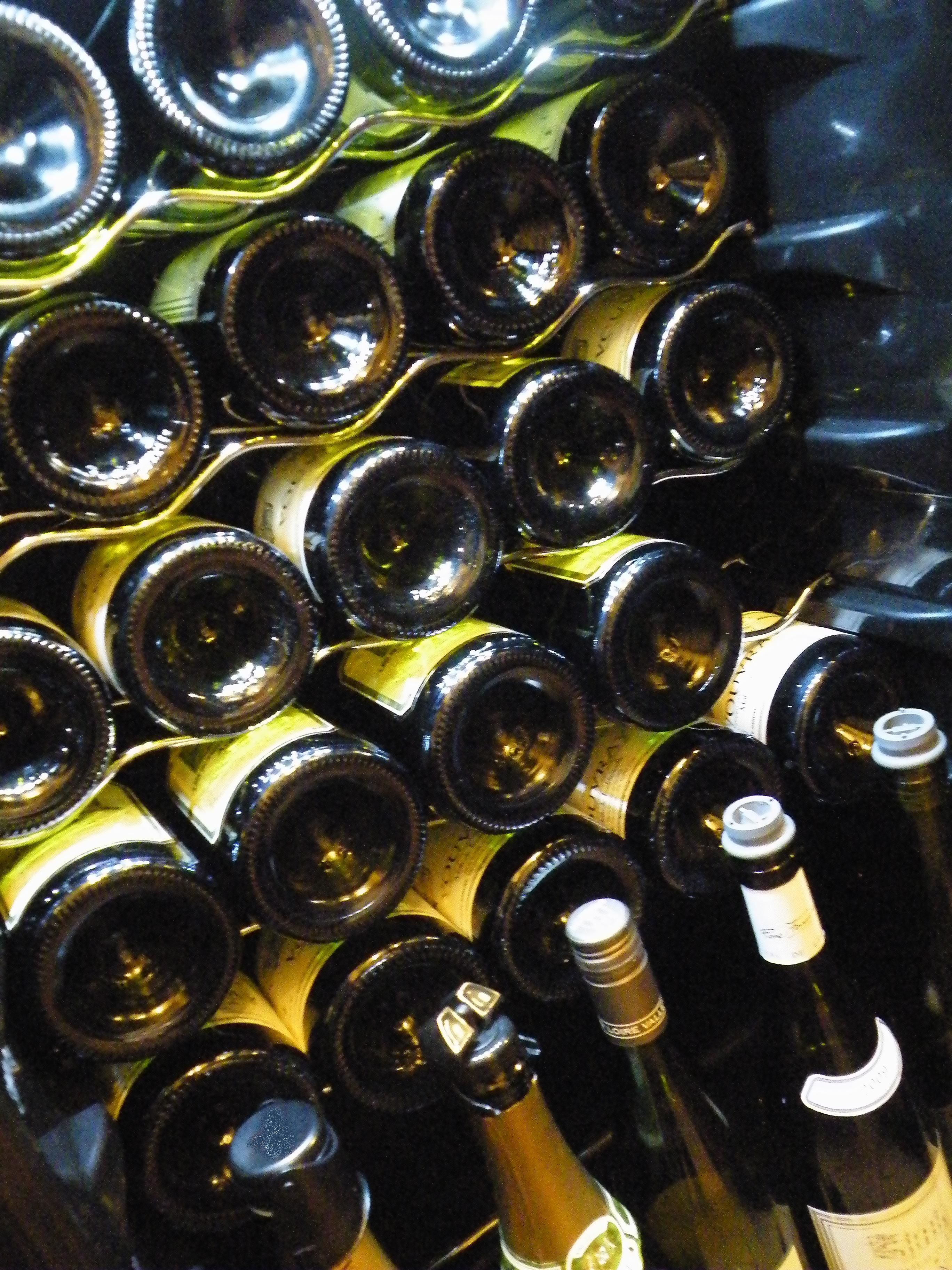 Varias botellas de vino con etiquetas visibles, dispuestas juntas.