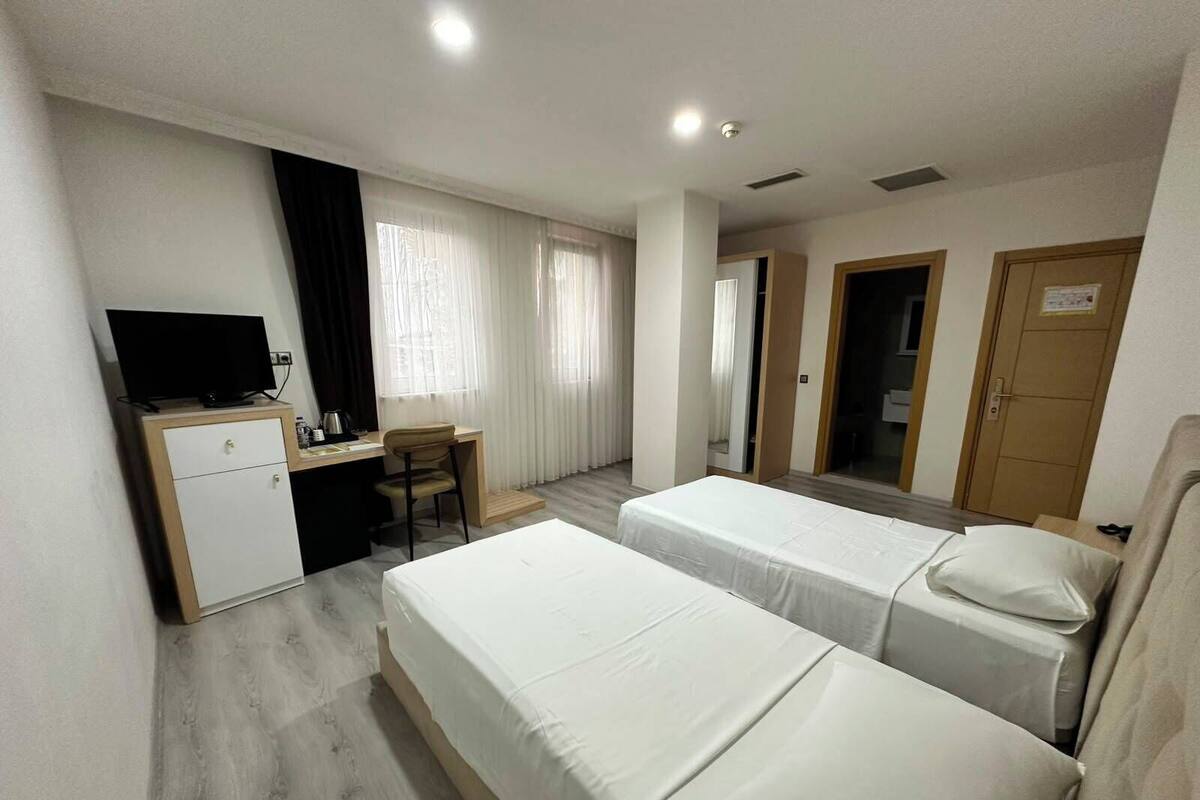 Standard Twin Room | Premium bedding, minibar, desk, iron/ironing board (on request)