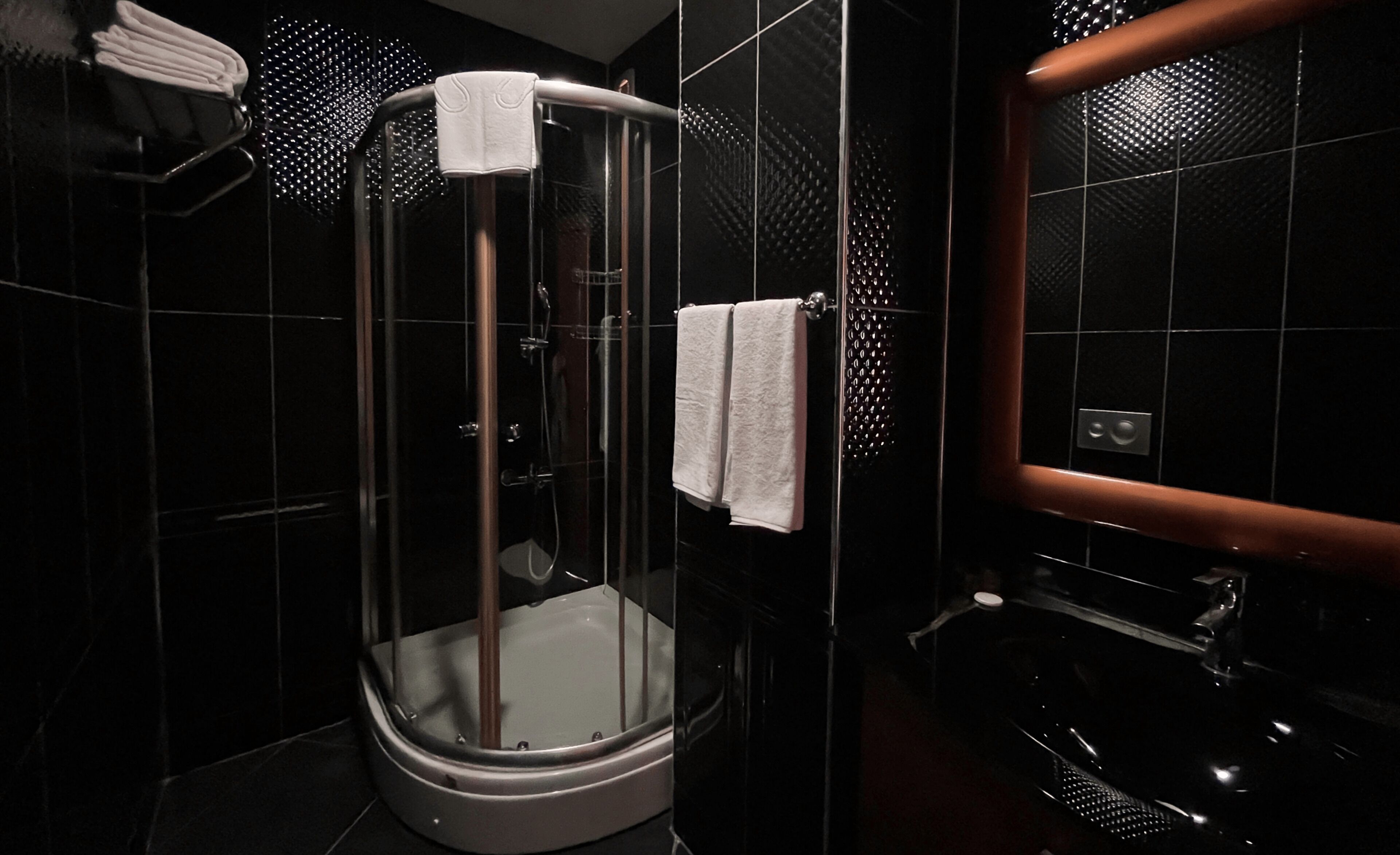 Habitación de luna de miel doble | Baño | Ducha y bañera combinadas y artículos de higiene personal gratuitos