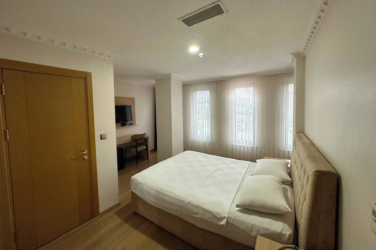 Standard Room | Premium bedding, minibar, desk, iron/ironing board (on request)