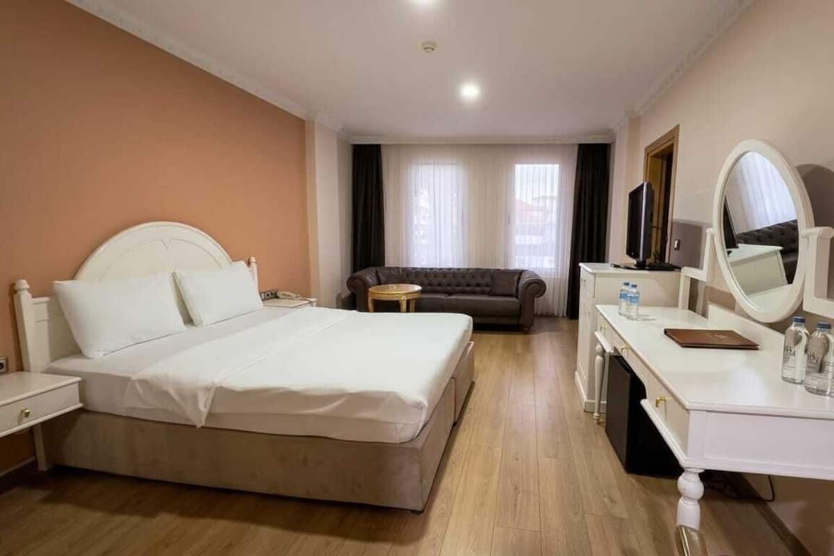 Deluxe-herbergi með tvíbreiðu rúmi | Rúmföt af bestu gerð, míníbar, skrifborð, straujárn/strauborð