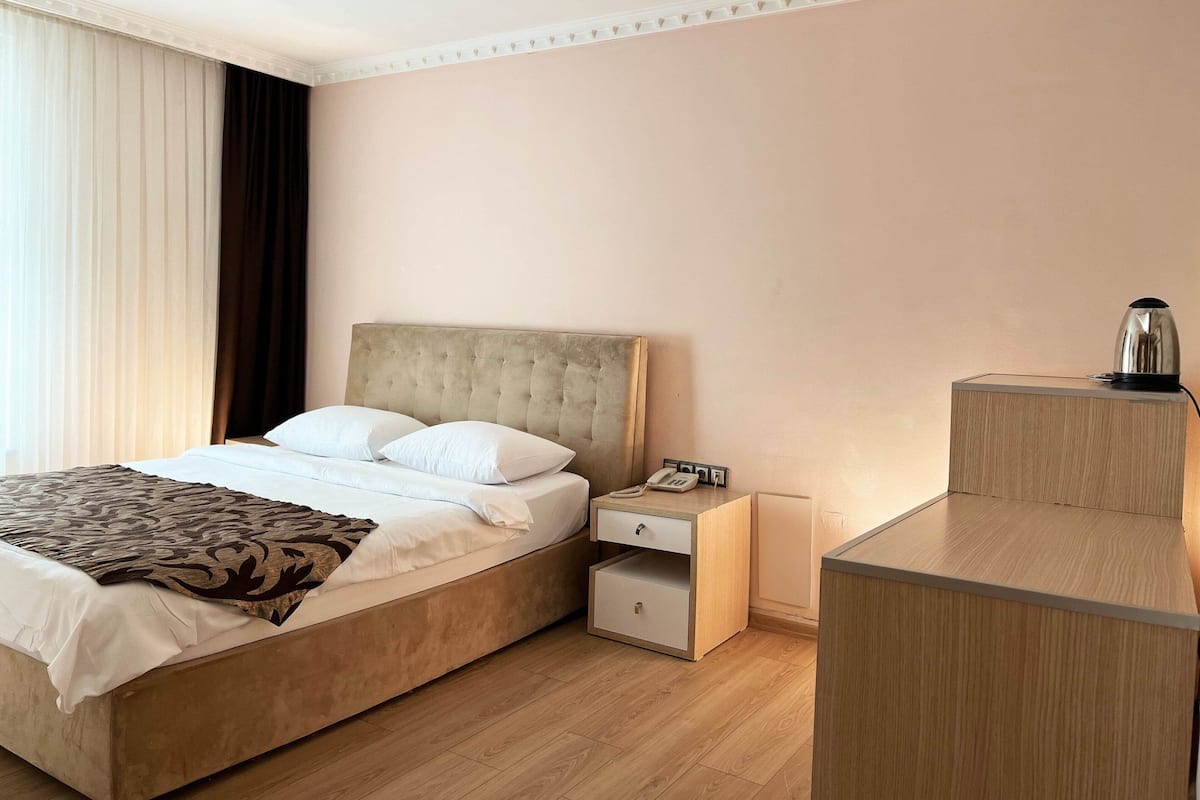 Habitación estándar | Ropa de cama de alta calidad, minibar y escritorio