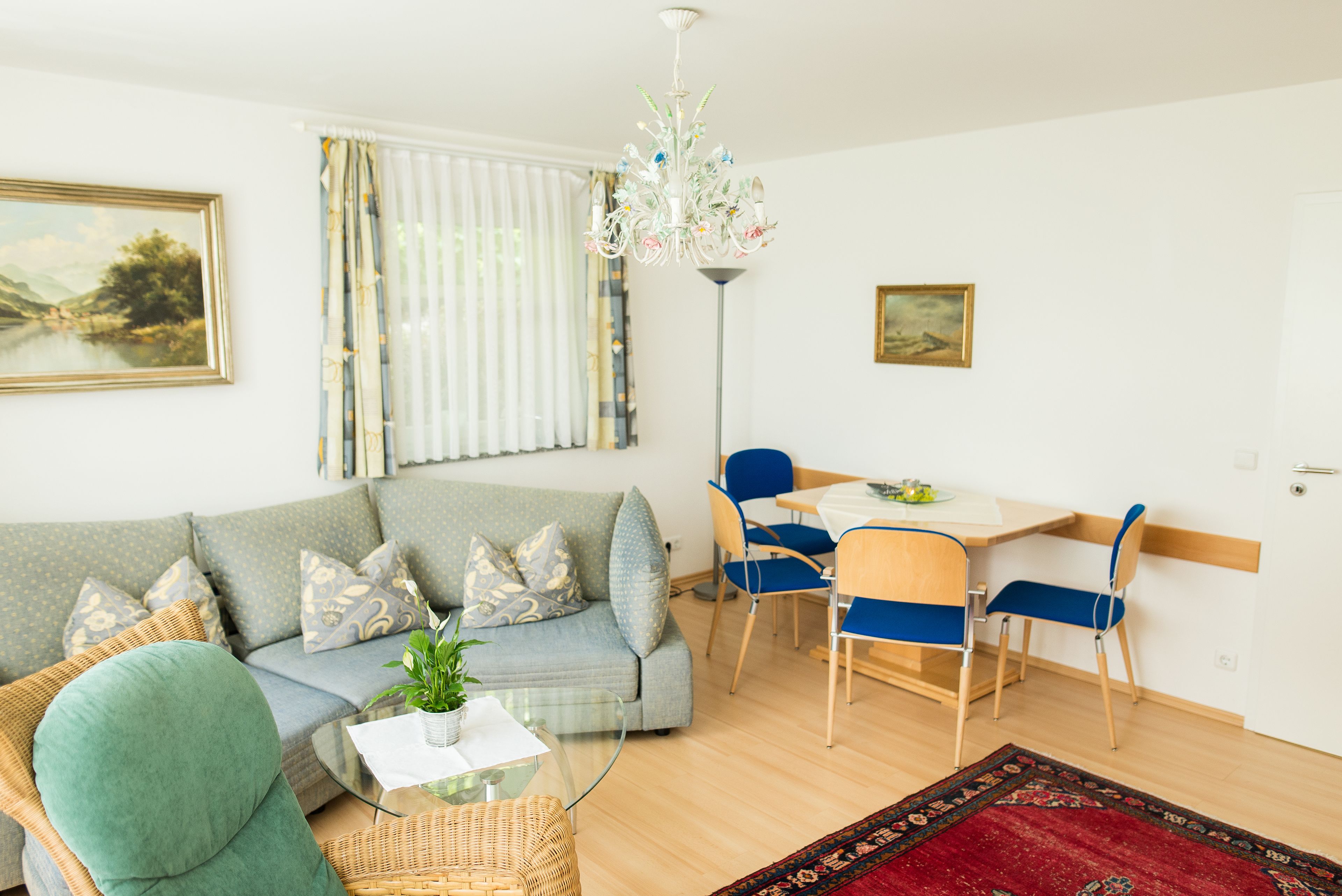 Apartment, Terrasse | Wohnbereich | 42-Zoll-Flachbildfernseher mit Satellitenempfang, Fernseher