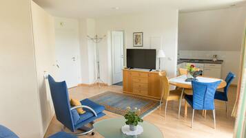 Apartment (1-2 Erwachsene) | Wohnbereich | 42-Zoll-Flachbildfernseher mit Satellitenempfang, Fernseher