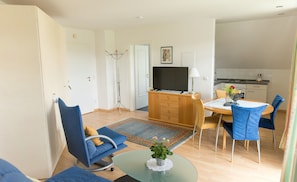Appartement (1-2 adults) | Coin séjour | Télévision à écran plat de 42 pouces avec chaînes par satellite