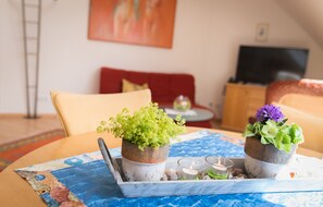 Apartment (Maisonette) | Essbereich im Zimmer