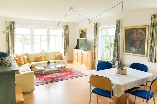 Télévision à écran plat de 42 pouces avec chaînes par satellite