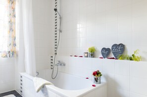 Apartment (1-2 adults) | Bathroom | Hair dryer, towels - ausZEIT - Ihr Sibyllenbad Gästehaus (Neualbenreuth)