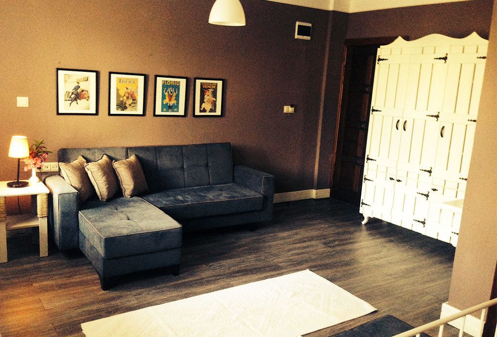 deluxe room | living area | 22-inch flat-screen tv with satellite channels, tv