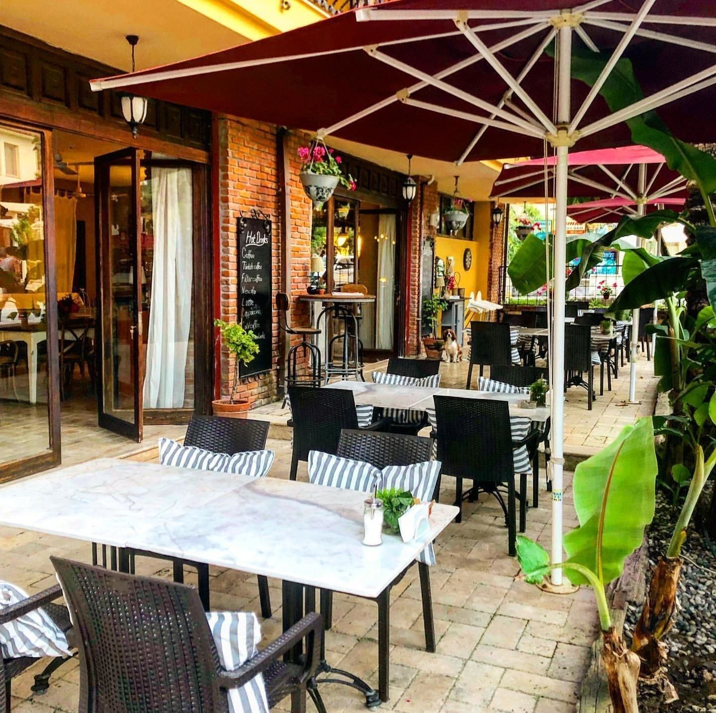 Breakfast, lunch and dinner served