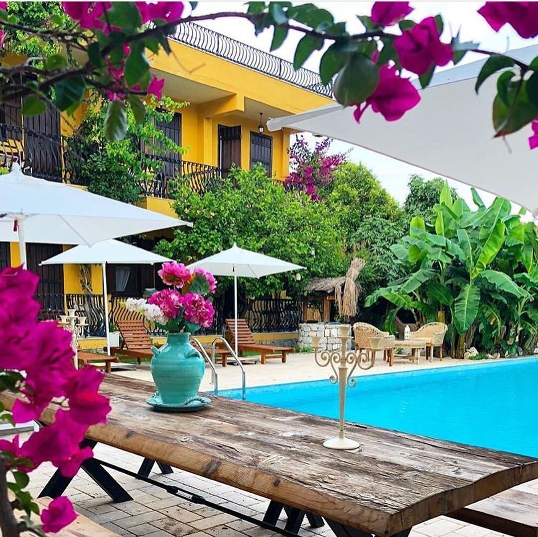 outdoor pool, pool loungers