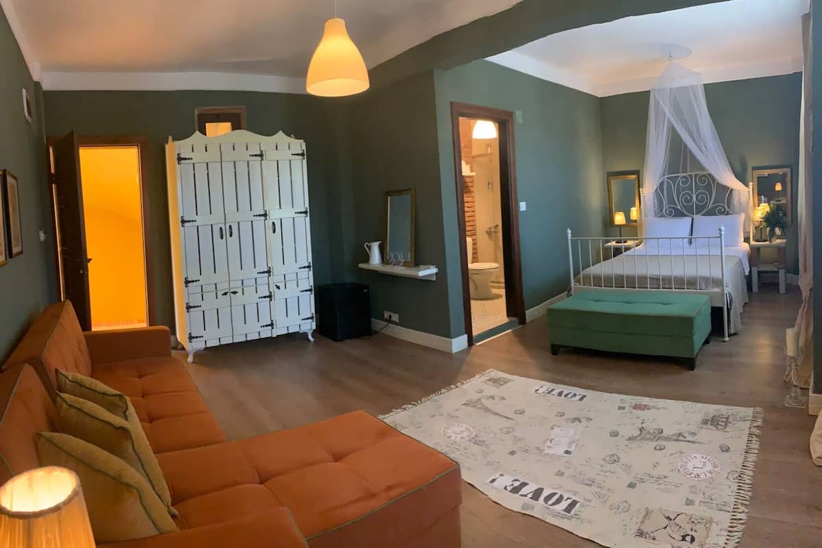 deluxe room | 1 bedroom, minibar, desk, blackout curtains