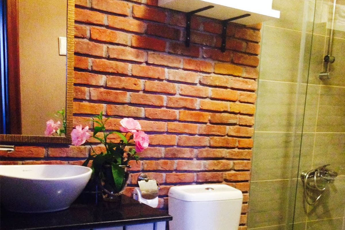 shower, free toiletries, hair dryer, slippers