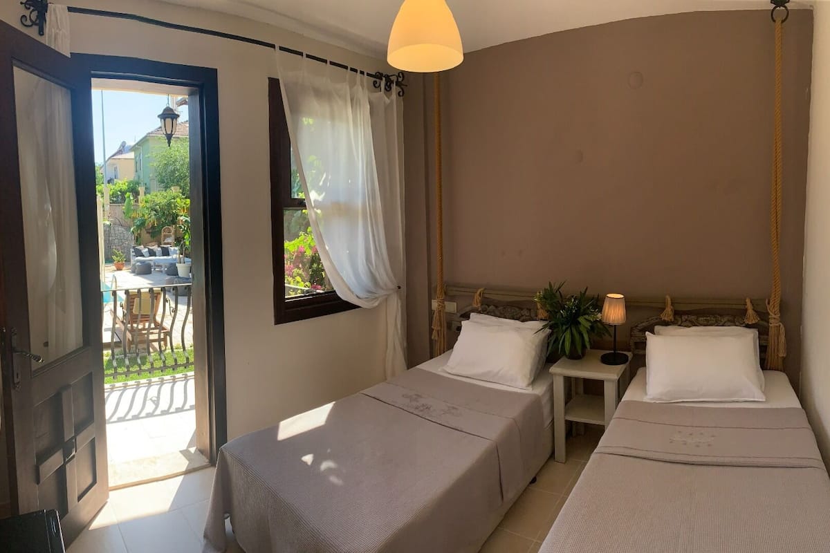 standard double or twin room | 1 bedroom, minibar, desk, blackout curtains