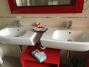 Quadruple Room | Bathroom sink