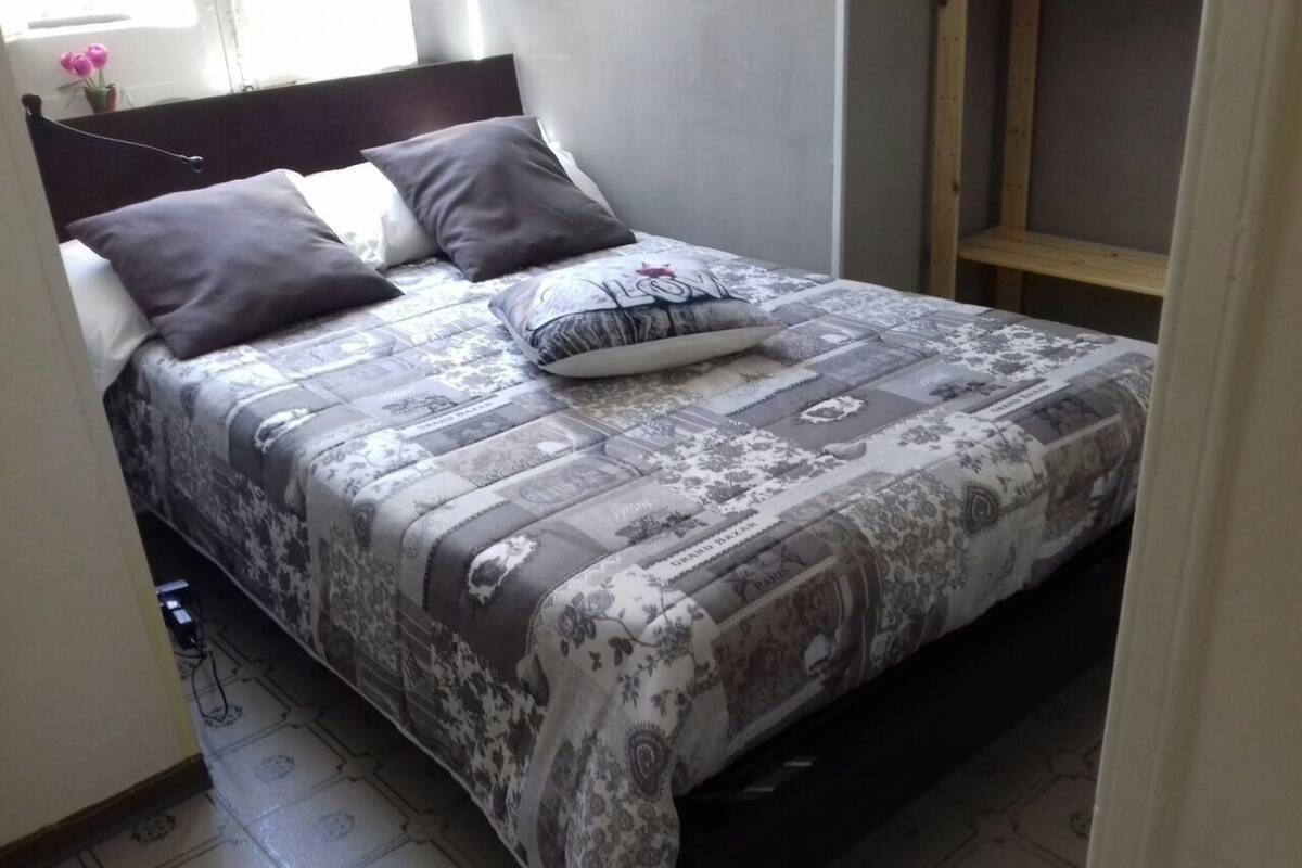 Eenvoudige tweepersoonskamer, privébadkamer (external) | Babybedden (toeslag), gratis wifi, beddengoed
