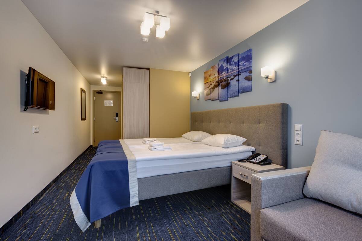 Kamar Double Standar | Meja kerja, setrika/meja setrika, dan tempat tidur bayi gratis