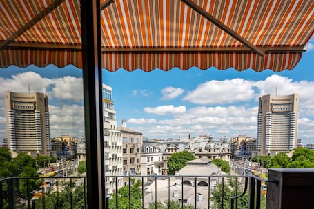 Panoramic Suite, City View | Egyptian cotton sheets, premium bedding, memory foam beds, minibar