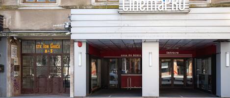 Un cine con toldo rojo y un cartel que dice CinemaPRO.