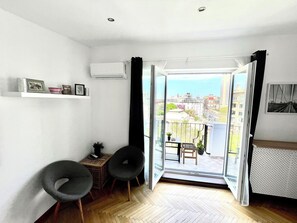 Luxury Apartment, Balcony | Egyptian cotton sheets, premium bedding, memory foam beds, minibar - Metropole Apartments Old City (Bucharest)