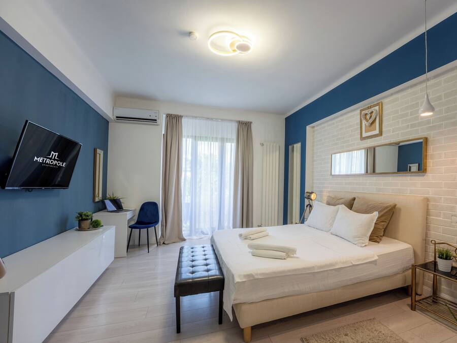 Luxury Suite | Egyptian cotton sheets, premium bedding, memory foam beds, minibar