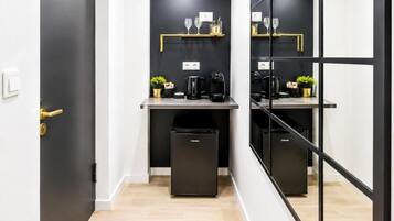 Una cocina moderna con gabinetes negros, una encimera y un cubo de basura negro.