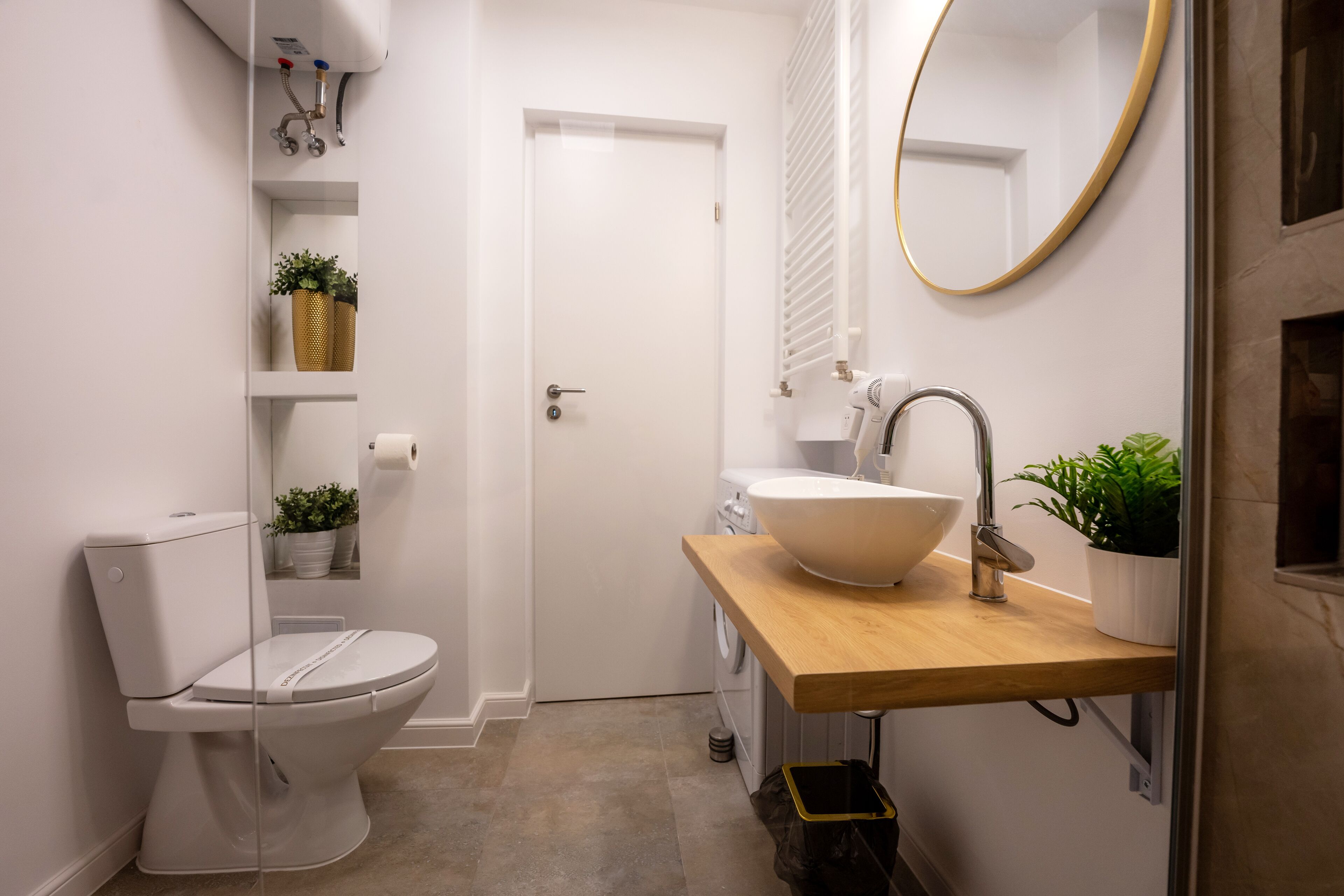 panoramic suite, city view | bathroom | shower, rainfall showerhead, free toiletries, hair dryer