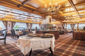 Breakfast, lunch, dinner served; Regional cuisine 