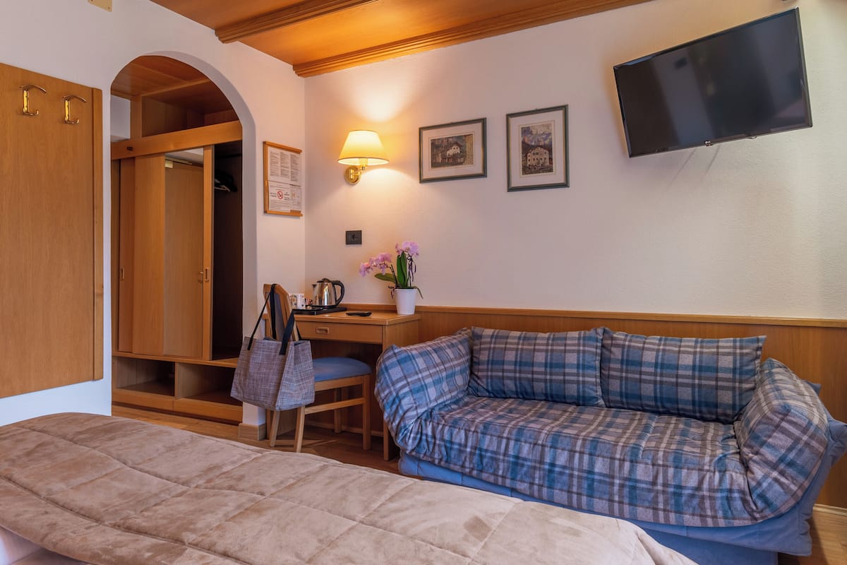 Standaard tweepersoonskamer, balkon | Een kluis op de kamer, een bureau, babybedden, gratis wifi