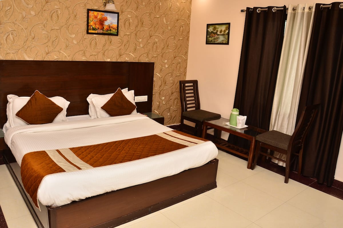 Family Suite, 2 Bedrooms, Non Smoking | 1 bilik tidur, meja, kalis bunyi, seterika/papan seterika
