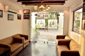 Lobby sitting area - Hotel 49 (Amritsar)
