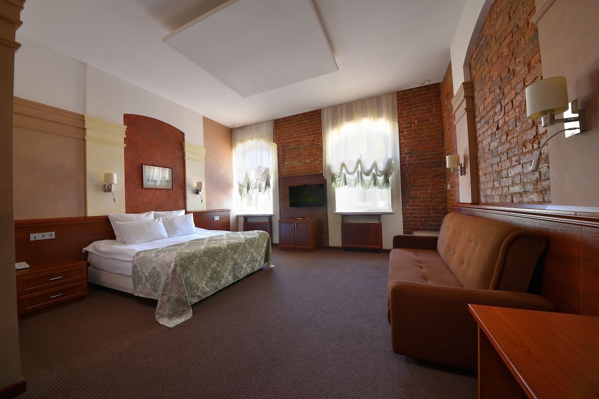 Deluxe Double or Twin Room | Minibar, in-room safe, desk, laptop workspace