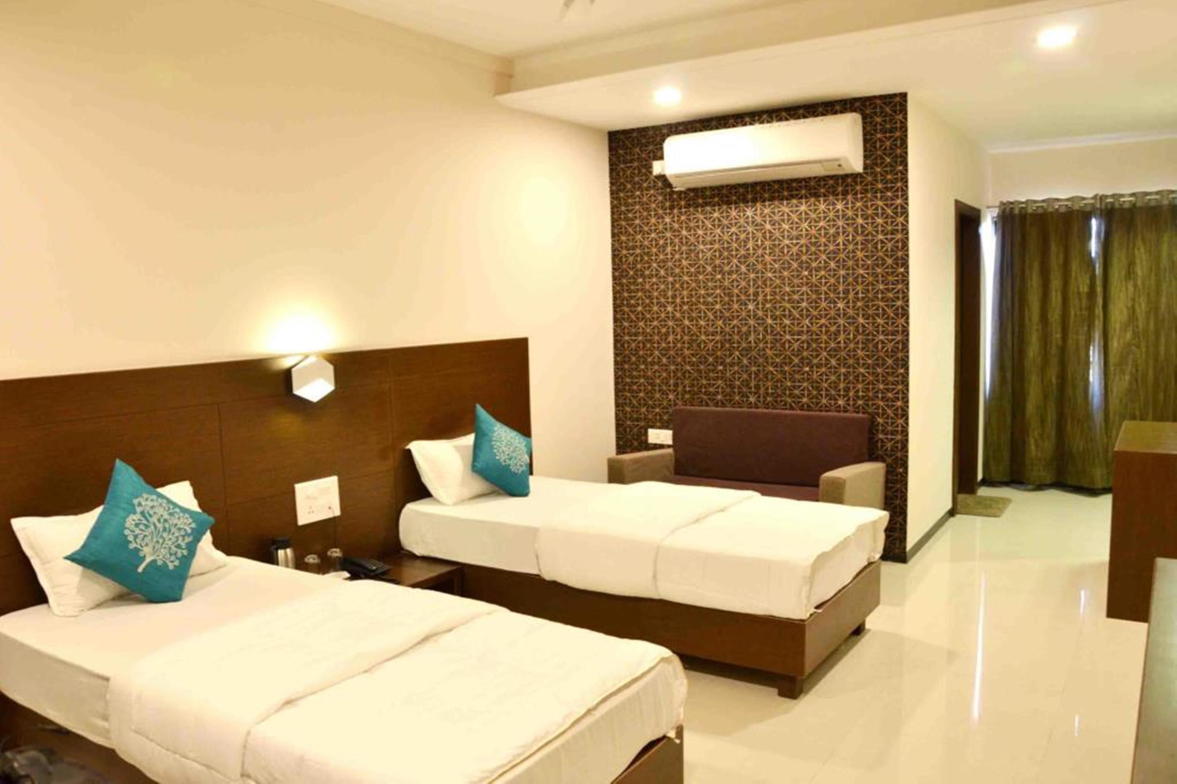 Executive Room | 1 bedroom, desk, iron/ironing board, free WiFi